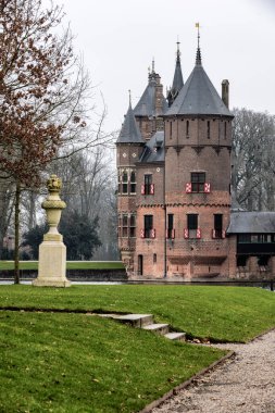 Hollanda 'da kuleleri ve hendeği olan Neo-Gotik Kasteel de Haar' ın dış görünüşü.