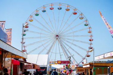 St Veit An Der Glan, Austria - October 03, 2025: St. Veiter Wiesenmarkt presents a lively Ferris wheel surrounded by colorful market stalls filled with visitors enjoying the fair