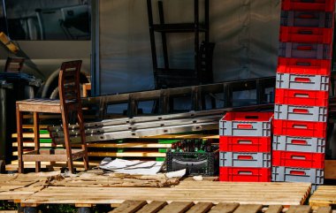 St Veit An Der Glan, Austria - October 03, 2025: St. Veiter Wiesenmarkt showcases a wooden chair, red crates, and a metal ladder in a lively outdoor setting