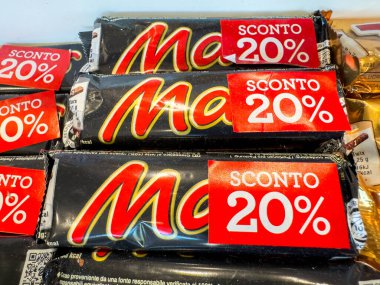 Trieste, İtalya - 14 Ekim 2025:% 20 indirimli çikolatalar sergilenmekte, canlı ambalaj ve tanıtım teklifleriyle dikkat çekiyor