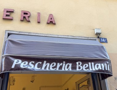Trieste, İtalya - 14 Ekim 2025: Pescheria Bellani balık pazarı, İtalyan mahallesinin canlı kültürünü vurgulayan kahverengi bir tente ve yerel deniz ürünlerine sahiptir.