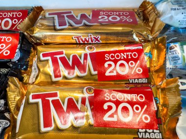 Trieste, İtalya - 14 Ekim 2025: İndirim etiketleri% 20 indirimli Twix şekerlemeleri, çikolata meraklıları ve müşteriler için mükemmel