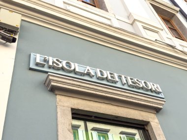 Trieste, İtalya - 14 Ekim 2025: Bir binada L 'Isola dei Tesori imzası, İtalyan mimarisi ve kentsel atmosferini vurguluyor
