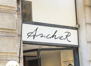 Trieste, İtalya - 14 Ekim 2025: Archer butik tabelası zarif bir şekilde tasarlandı, ziyaretçileri dükkanın içindeki şık sunumları keşfetmeye davet ediyor.