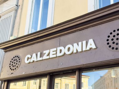 Trieste, İtalya - 14 Ekim 2025: Calzedonia mağazasının önünde belirgin bir şekilde gösterilen marka adı, müşterileri şık çorap ve ayak giyimi seçeneklerini keşfetmeye davet ediyor