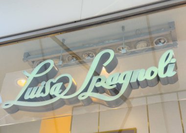 Trieste, İtalya - 14 Ekim 2025: Luisa Spagnoli logosu lüks moda ve çağdaş perakende tasarımını ön plana çıkaran butik vitrininde belirgin bir şekilde yer almaktadır