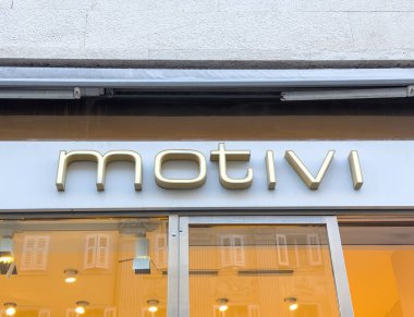 Trieste, İtalya - 14 Ekim 2025: Motivi markasının mağaza önü sıcak ışıklandırmalı modern tasarıma sahiptir, müşterileri perakende alanını keşfetmeye davet eder