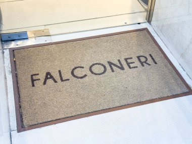 Trieste, İtalya - 14 Ekim 2025: Falconeri kapı paspası butik girişinde konumlandırılarak, mağazanın hoş bir ortam ve şık sunumunu geliştirdi