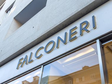 Trieste, İtalya - 14 Ekim 2025: Falconeri mağazasının önünde şık bir tabela ve çağdaş tasarım sergileniyor, müşterileri kentteki lüks modayı keşfetmeye davet ediyor