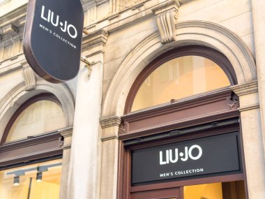 Trieste, İtalya - 14 Ekim 2025: Liu Jo 'nun erkek koleksiyon dükkanı şık tabelalar ve zarif mimari ile müşterileri modern moda eğilimlerini keşfetmeye davet ediyor