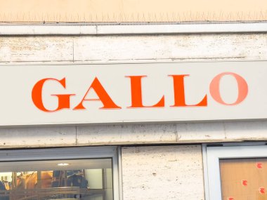 Trieste, İtalya - 14 Ekim 2025: Gallo tabelasında vitrindeki kalın turuncu harfler, kentsel ortamdaki markaları nötr tonlarla vurguluyor