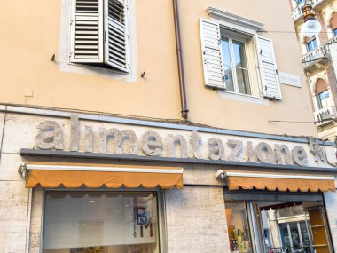 Trieste, İtalya - 14 Ekim 2025: Tarihi nafaka dükkanında rustik taş cephe ve ahşap tente, İtalyan kültürü ve kentsel cazibeyi yansıtan