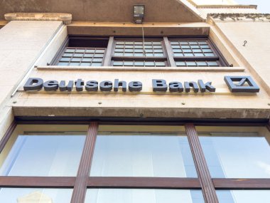 Trieste, İtalya - 14 Ekim 2025: Deutsche Bank 'ın açık tabelalı dış görünümü, hareketli kentsel ortamdaki modern mimariyi vurguluyor