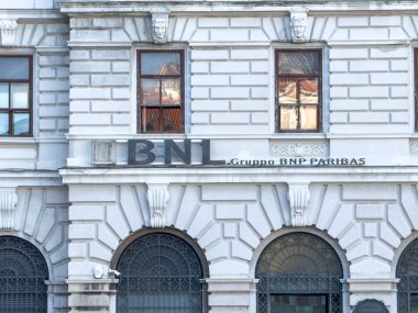 Trieste, İtalya - 14 Ekim 2025: BNI binasında şehir ortamını yansıtan ayrıntılı taş işçiliği ve pencerelerle klasik mimari yer alıyor