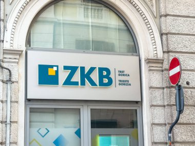Trieste, İtalya - 14 Ekim 2025: Gorica 'daki binada ZKB banka tabelası görülüyor, çağdaş markalaşma ve mimari özellikleri vurgulanıyor