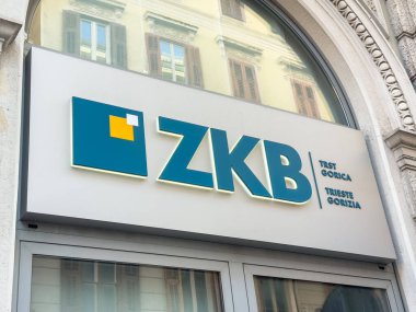 Trieste, İtalya - 14 Ekim 2025: Trieste 'nin dış binasında görünen ZKB banka logosu, çağdaş tasarım ve kentsel mimarinin altını çiziyor