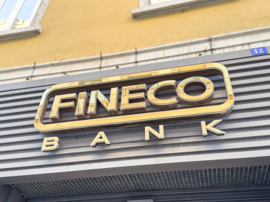 Trieste, İtalya - 14 Ekim 2025: Fineco Bank tabelası, marka varlığı ve kentsel mimarinin altını çizen çağdaş bir binanın dış yüzeyinde yer alıyor