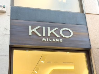 Trieste, İtalya - 14 Ekim 2025: KIKO Milano mağazası güncel markalaşmayı ön plana çıkarıyor, müşterileri canlı bir bölgedeki güzellik ürünlerini keşfetmeye davet ediyor