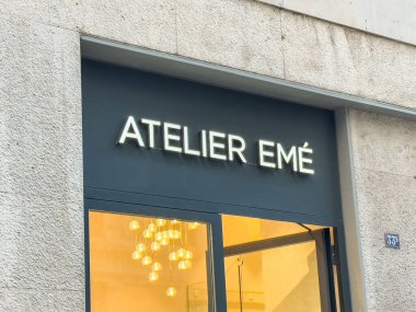 Trieste, İtalya - 14 Ekim 2025: Atıcı Eme mağazası ön cephesinde, ziyaretçiler için davetkar bir alışveriş deneyimi yaratan çağdaş tabela ve sıcak ışıklandırma yer alıyor