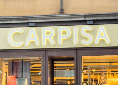 Trieste, İtalya - 14 Ekim 2025: Carpisa mağazasının önünde moda çantaları ve aksesuarları sergileniyor, müşterileri renkli kentsel bir ortama davet ediyor