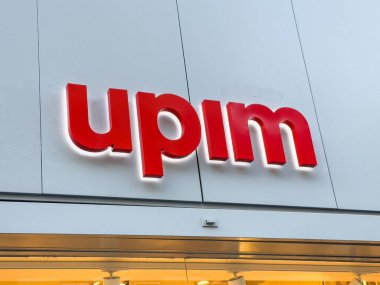 Trieste, İtalya - 14 Ekim 2025: Perakende satış cephesinde mağaza tabelası açıkça görülüyor, çağdaş bir alışveriş ortamında marka kimliğini vurguluyor