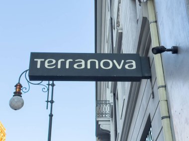 Trieste, İtalya - 14 Ekim 2025: Dıştaki Terranova tabelası, cesur bir tipografi ve açık mavi gökyüzü içeriyor ve şehir perakendecisi için davetkar bir sahne yaratıyor