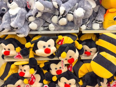 Trieste, İtalya - 14 Ekim 2025: Çocukların eğlenmesi için canlı arı ve hayvan tasarımları sergilenen bir mağazadaki raflarda sergilenen pelüş oyuncaklar