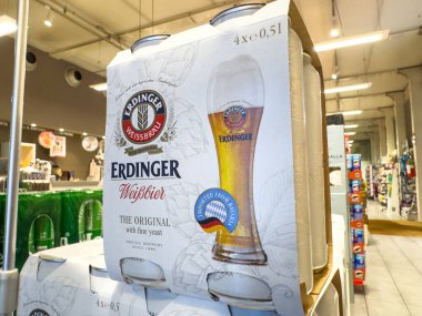 Trieste, İtalya - 14 Ekim 2025: Erdinger Weissbier ambalajı, biranın eşsiz markasını ve davetkar tasarımını ön plana çıkaran perakende satış ortamında sergilenmektedir