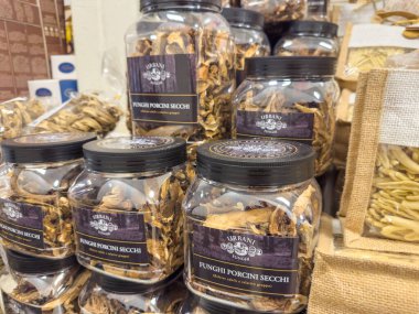 Trieste, İtalya - 14 Ekim 2025: Bir gurme gıda dükkanında kurutulmuş porcini mantarlarıyla dolu kavanozların doğal dokuları ve renkleri ön plana çıkaran görüntüsü