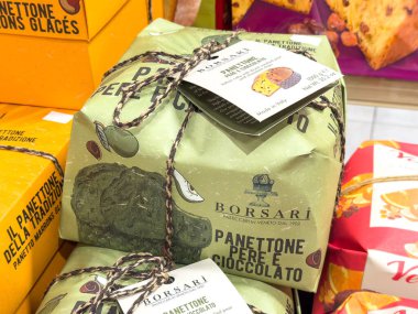 Trieste, İtalya - 14 Ekim 2025: Armut ve çikolata içeren Borsari panettone, güzel paketlenmiş, canlı bir gurme gıda mağazası ortamında sergileniyor