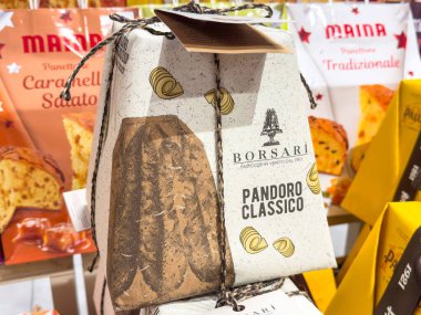 Trieste, İtalya - 14 Ekim 2025: Borsari Pandoro Classico tatlı güzel paketlenmiş, renkli pastalarla dolu bir rafta sergilenmektedir