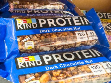 Trieste, İtalya - 14 Ekim 2025: Koyu çikolatalı fındık aromalı Nazik Protein çikolataları sağlıklı beslenmek isteyen tüketiciler için ideal bir rafa dizilmiştir.