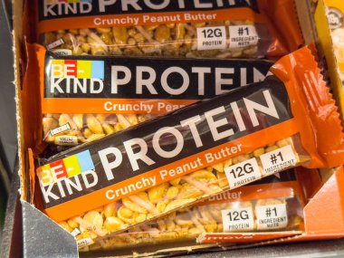 Trieste, İtalya - 14 Ekim 2025: BE Kibar Protein çikolataları fıstık ezmesi aromalı ürünler, perakende satış kutusunda, sağlık bilinci yüksek tüketiciler için ideal bir şekilde düzenlenmiştir.