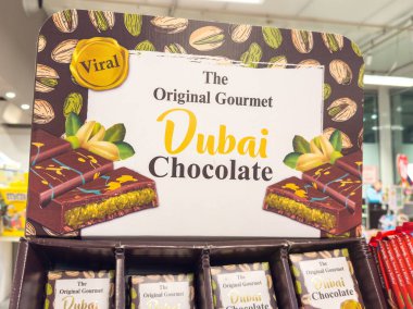 Trieste, İtalya - 14 Ekim 2025: Gurme Dubai Çikolata sergisi renkli ambalajları ve çeşitli çikolataları vurguluyor, kalite ve eşsiz tatları vurguluyor
