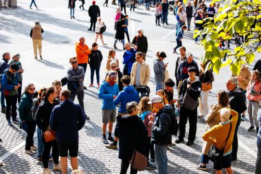 Ljubljana, Slovenya - 02 Ekim 2025: Çeşitli bir kalabalık şehir meydanında güneşli bir günün tadını çıkarıyor, toplumsal etkileşimi ve hareketli ambiyansı vurguluyor