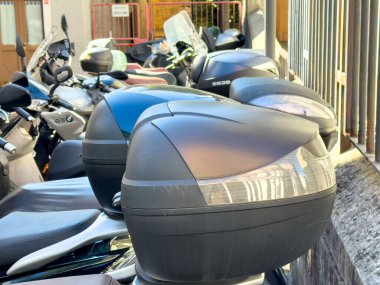 Trieste, İtalya - 14 Ekim 2025: Kentsel alandaki motosiklet depolama kutularının kapatılması, modern tasarım ve sürücülerin pratik kullanımı