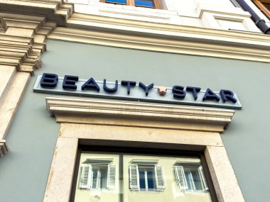 Trieste, İtalya - 14 Ekim 2025: Çağdaş mimarinin altını çizen ve güzellik meraklılarına cazip bir ortam sunan şık bir binadaki güzellik yıldızı tabelası