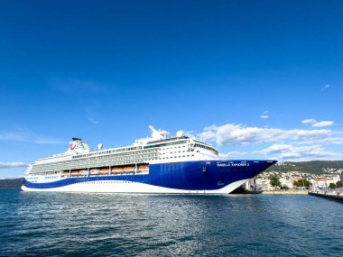 Trieste, İtalya - 14 Ekim 2025: Gezici gemi Vanilla Explorer, açık mavi gökyüzü ve etkileyici boyutunu ve tasarımını ön plana çıkaran canlı bir limana demirledi.