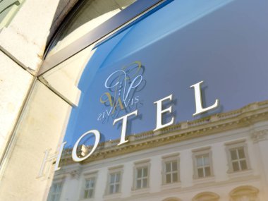 Trieste, İtalya - 14 Ekim 2025: Otel tabelası tarihi mimarinin yansımalarıyla modern zarafeti sergiliyor, eşsiz bir kentsel atmosfer yaratıyor