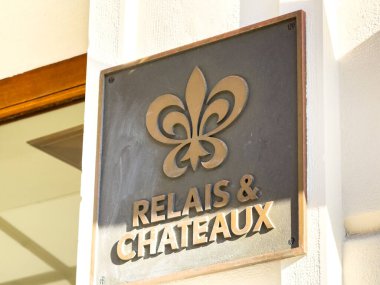 Trieste, İtalya - 14 Ekim 2025: Relais & Chateaux tabelası, lüks konukseverliği ve enfes yemekleri ön plana çıkaran karmaşık bir logoya sahiptir.