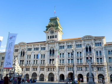 Trieste, İtalya - 14 Ekim 2025: İtalya 'nın Trieste kentinde bulunan Palazzo del Lloyd Triestino, turistlerin meydandan keyif aldığı çarpıcı bir mimari ve canlı bir atmosfere sahiptir.