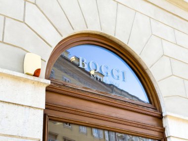 Trieste, İtalya - 14 Ekim 2025: Boggi Milano mağazası klasik mimari ve marka logosuna sahip, moda tutkunları için davetkar bir ortam yaratıyor.