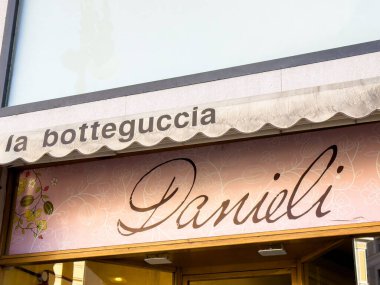 Trieste, İtalya - 14 Ekim 2025: La Botteguccia mağaza vitrininde Danielli işareti sergileniyor, İtalyan tasarım unsurları vurgulanıyor ve canlı bir şehir ortamında ortam hoş karşılanıyor