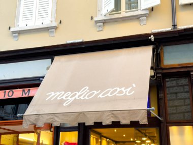 Trieste, İtalya - 14 Ekim 2025: Mağaza tentelerinde 