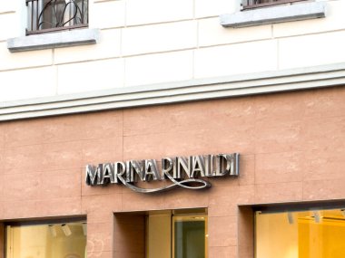 Trieste, İtalya - 14 Ekim 2025: Marina Rinaldi mağaza önü lüks modayı vurgulayarak çağdaş bir şehir ortamında şık giysiler sergiliyor