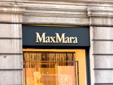Trieste, İtalya - 14 Ekim 2025: MaxMara mağazasının önünde üst düzey modaya dikkat çeken ve müşterileri gezmeye davet eden şık bir vitrin görüntüsü yer alıyor