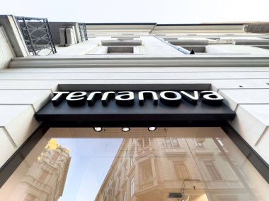 Trieste, İtalya - 14 Ekim 2025: Terranova mağaza önü modern tasarım unsurları, sergilenen markalaşma ve yansımalar, davetkar bir alışveriş atmosferi yaratıyor