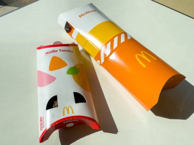 Villach, Avusturya - 11 Ekim 2025: McDonald 's gıda kapları parlak renklerde, markanın kendine has tarzını vurguluyor ve tasarım unsurlarını davet ediyor