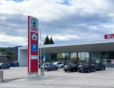 Althofen, Avusturya - 17 Eylül 2025: EuroSpar süpermarketinde geniş bir park alanı ve çağdaş bir tasarım mevcuttur.