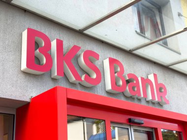Althofen, Avusturya - 17 Eylül 2025: BKS Bank tabelası, kentsel çevrede marka renkleri ve modern mimariyi ön plana çıkaran,